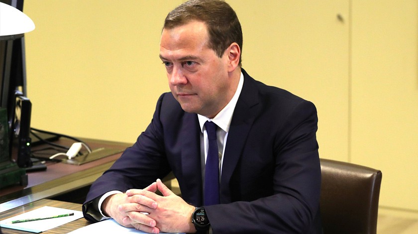 Dailystorm - Медведев одобрил субсидии на бензин и повышение налогов для нефтяников