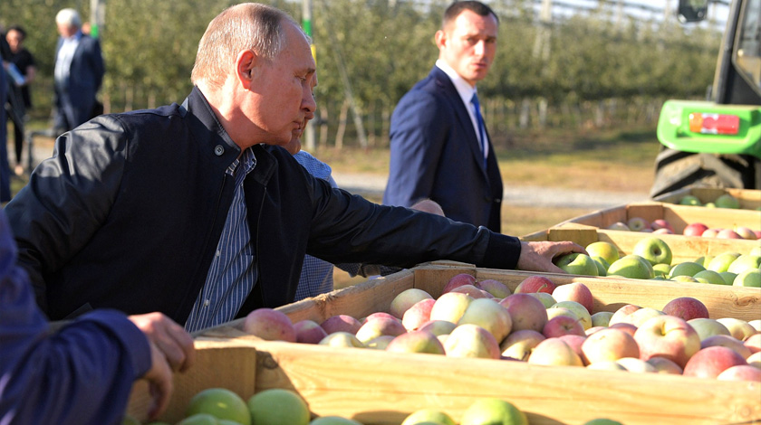 Президент РФ вместе с премьером встретились с работниками сельхозпредприятия «Рассвет» undefined