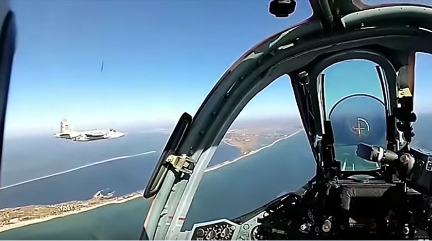 Dailystorm - В Сеть попало видео учебного воздушного боя между российским Су-27 и американским F-15