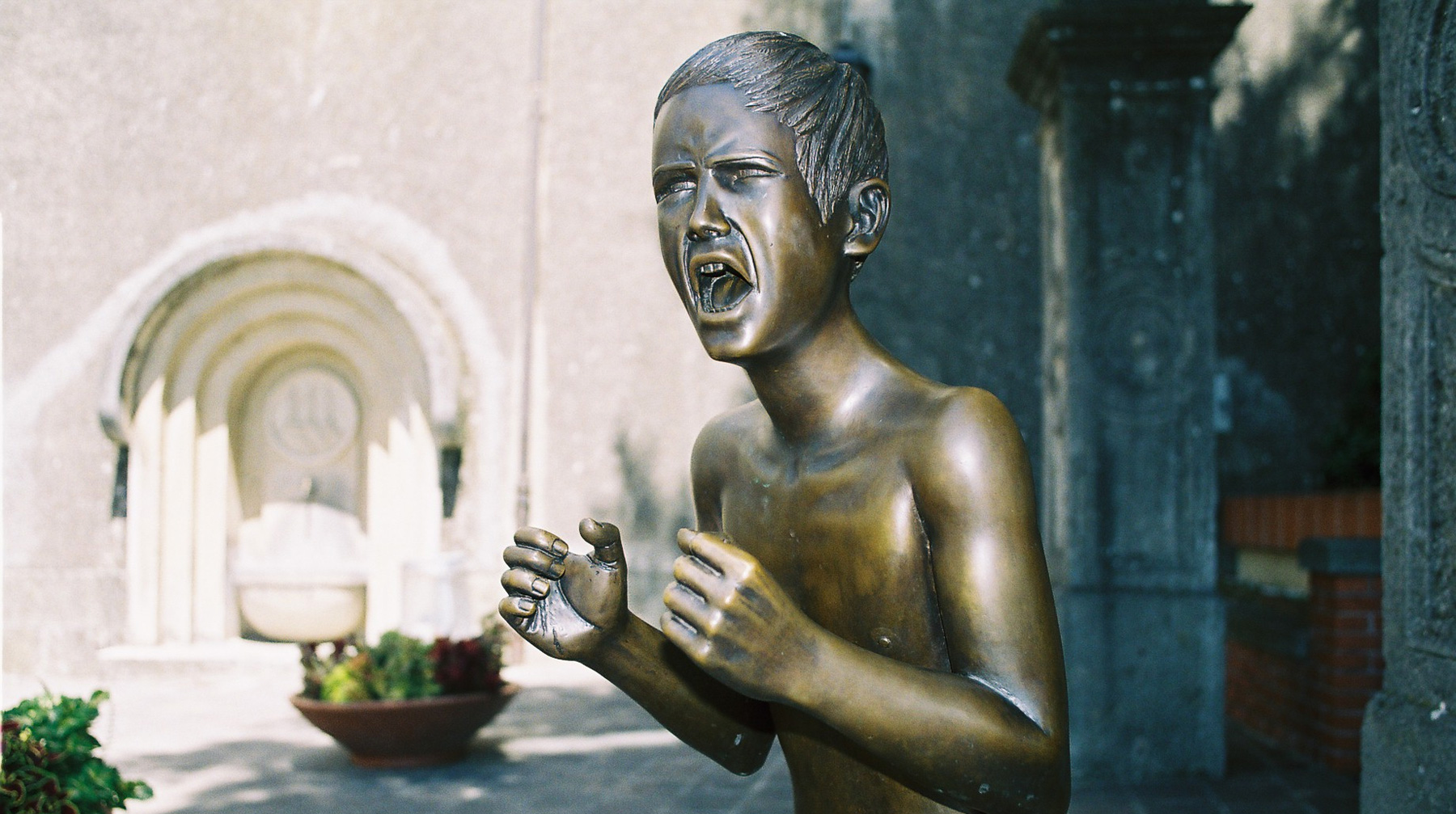С 2004 года в образовательных учреждениях России произошло более двух десятков схожих инцидентов Памятник жертвам Бесланской трагедии в Сан-Марино