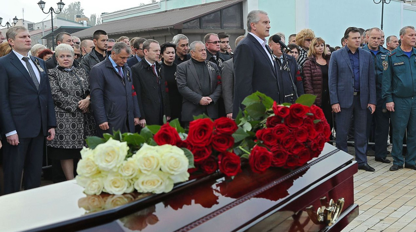 По последним данным, жертвами стрельбы и взрыва стали 16 студентов и пять работников колледжа Церемонии прощания с жертвами трагедии в Керченском политехническом колледже
