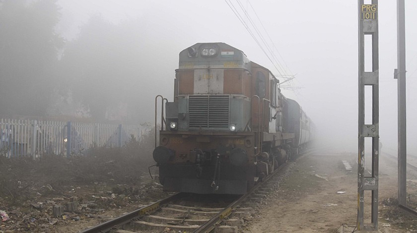 Dailystorm - В Индии скоростной поезд на полном ходу въехал в толпу паломников