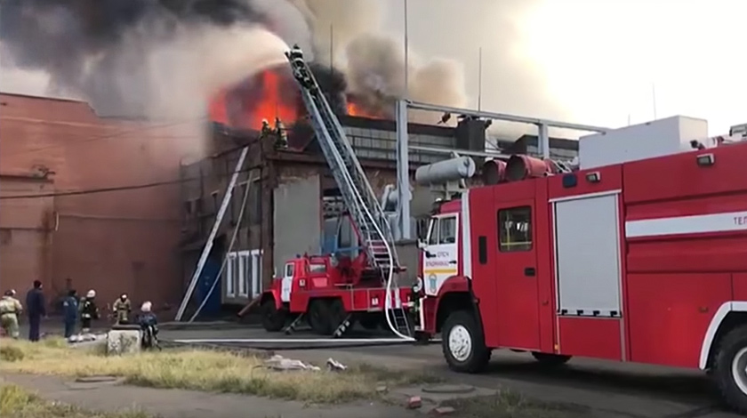 Из-за угрозы взрыва пожарных ранее эвакуировали с территории завода undefined