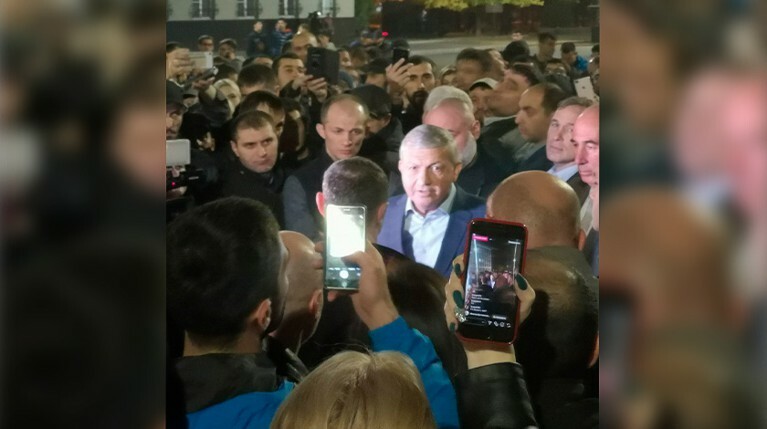 Глава Северной Осетии вышел к активистам, требующим закрыть завод «Электроцинк» — Daily Storm