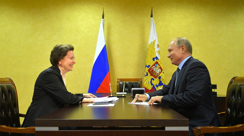 Наталья Комарова смутилась, когда заметила, что заняла кресло президента РФ Фото: © kremlin.ru