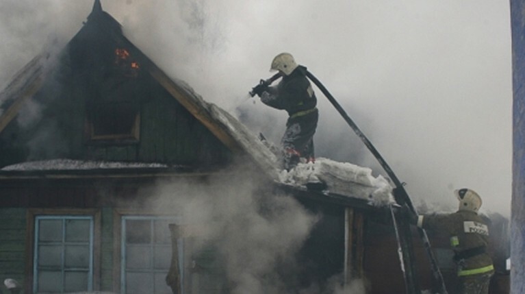 При пожаре в частном доме в Кузбассе погибли восемь человек — Daily Storm