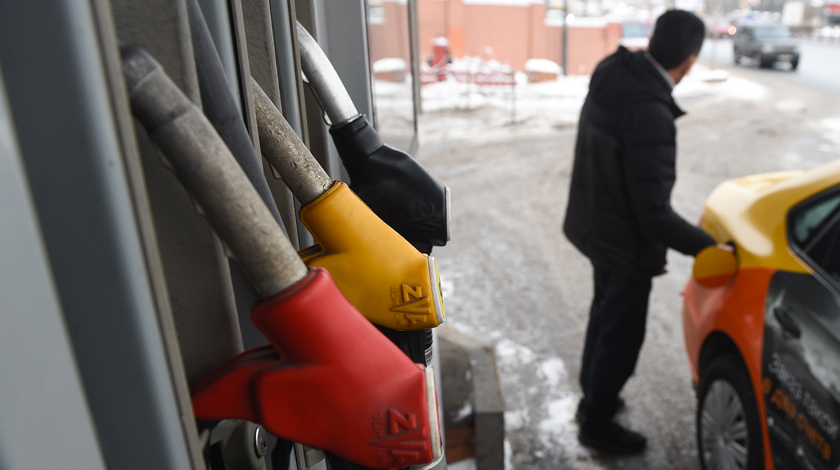 Вице-премьер Дмитрий Козак заявил, что власти сдерживают цены, договариваясь с нефтедобывающими компаниями Фото: © GLOBAL LOOK press / Anton Belitsky