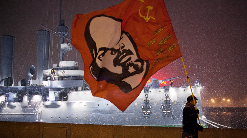 Коммунисты предложили отмечать 101-летие Октябрьской революции на катерах и самолетах Фото: © GLOBAL LOOK Press / Valya Egorshin / ZUMAPRESS.com