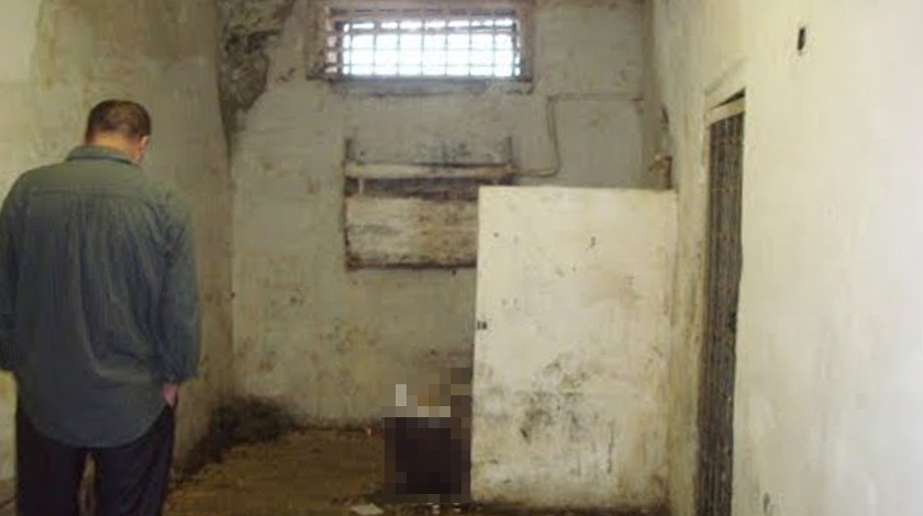 Цеповяз в тюрьме ест крабов фото