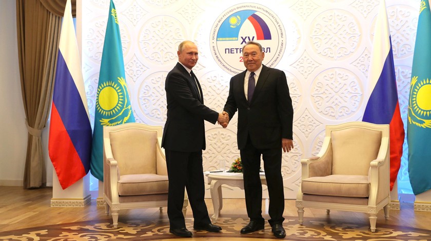Dailystorm - Путину подарили казахский кнут и завязанные в узел гвозди