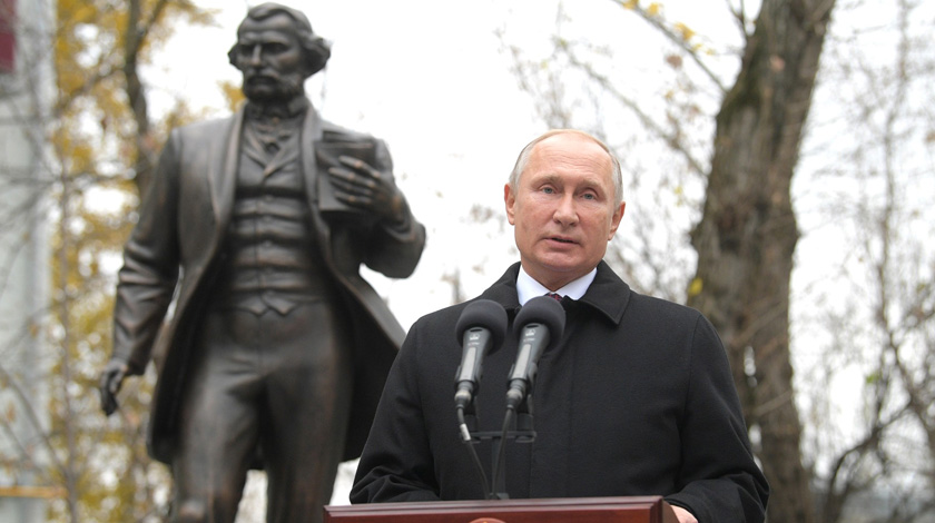 Открытие памятника писателю было приурочено к 200-летию со дня рождения русского классика, прошедшему 9 ноября Фото: © kremlin.ru