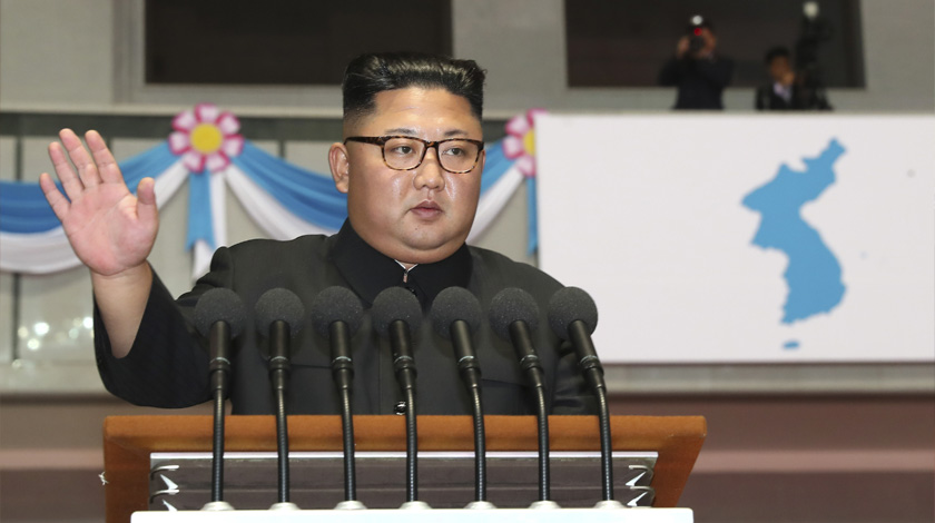 Ким Чен Ын лично присутствовал на испытаниях и заявил, что новое оружие повысит обороноспособность страны Фото: © GLOBAL LOOK Press / Pool / ZUMAPRESS.com