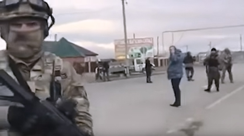Девушка рано увлеклась религией, а хиджаб начала носить в выпускном классе Кадр видеозаписи момента самоподрыва женщины у КПП в Грозном