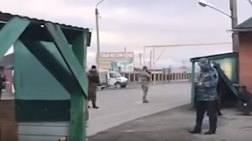 Никто кроме самой женщины не пострадал Кадр видеозаписи момента самоподрыва женщины у КПП в Грозном