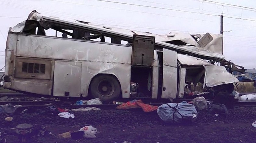 Dailystorm - Пять человек погибли при столкновении поезда с автобусом в Саратовской области