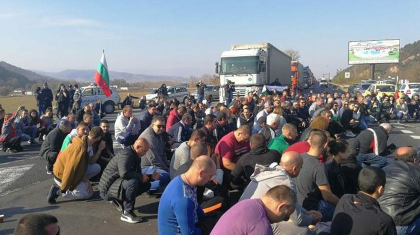 Во многих болгарских городах демонстранты перекрывали дороги и призывали к отставке правительства undefined