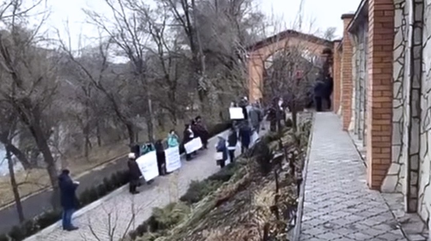 Dailystorm - В Сети появилось видео штурма резиденции митрополита УПЦ МП сторонниками автокефалии