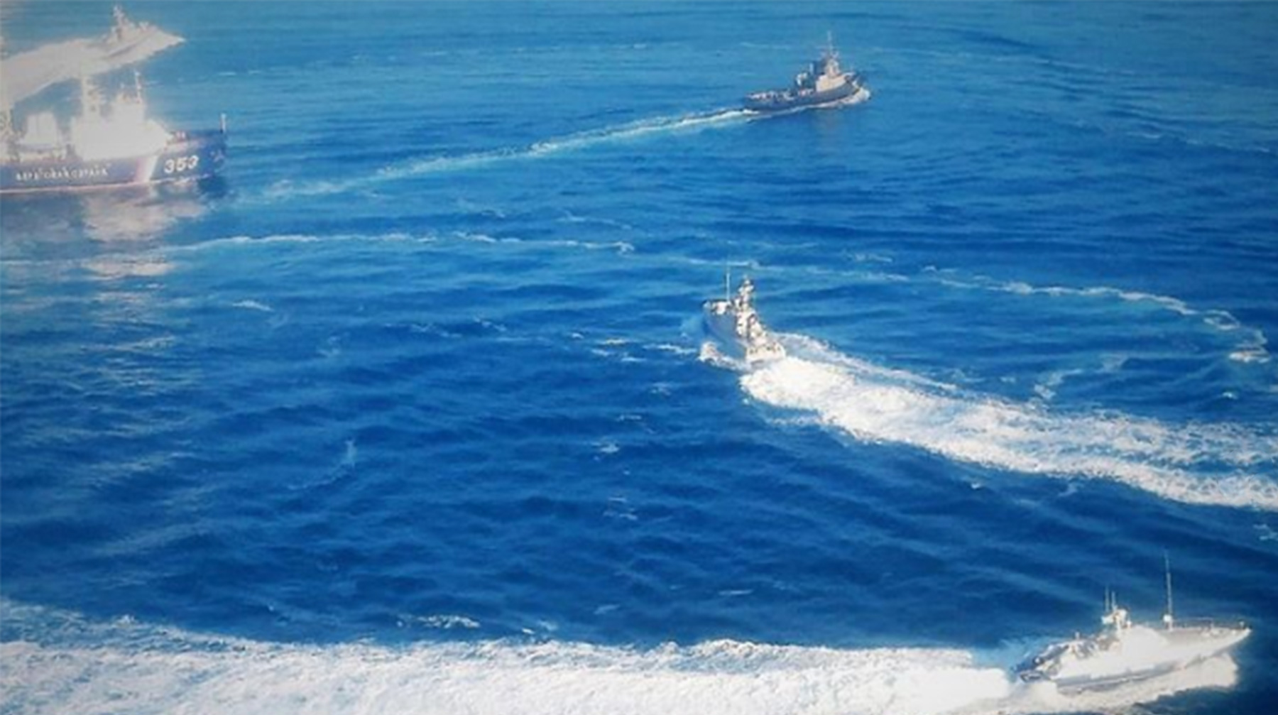 Три корабля украинских ВМС, опасно маневрируя, движутся к Керченскому проливу и не подчиняются требованиям погранслужбы РФ undefined