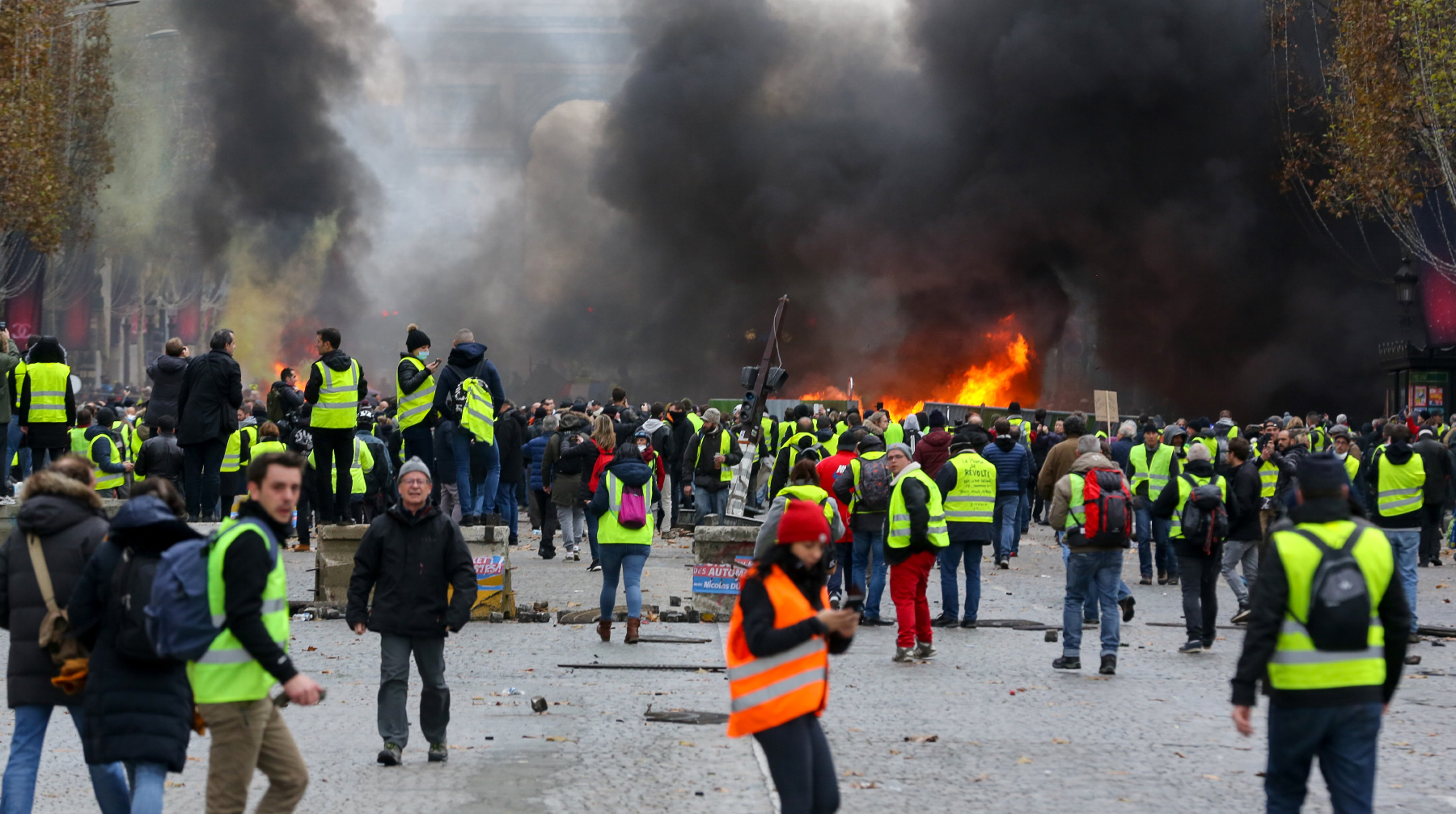 В Париже участники движения «Желтые жилеты» и присоединившиеся к ним ультраправые возводят баррикады Фото: © GLOBAL LOOK Press / Michel Stoupak / ZUMAPRESS.com