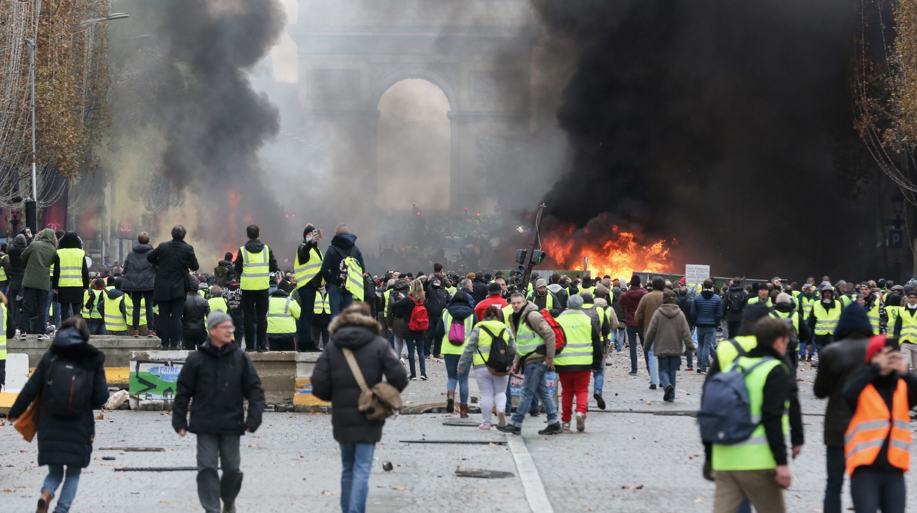 Dailystorm - При освещении протестов в Париже пострадала съемочная группа RT и стрингер видеоагентства Ruptly