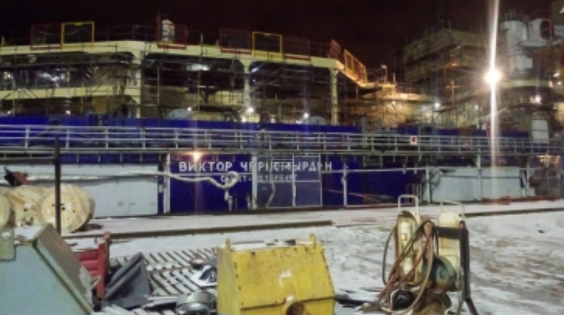 Dailystorm - Двое пострадали при пожаре на строящемся ледоколе «Виктор Черномырдин» в Петербурге