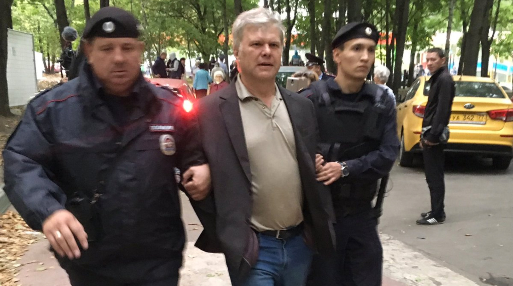 К штрафам также приговорили муниципальных депутатов и активистов, сообщил Сергей Митрохин undefined