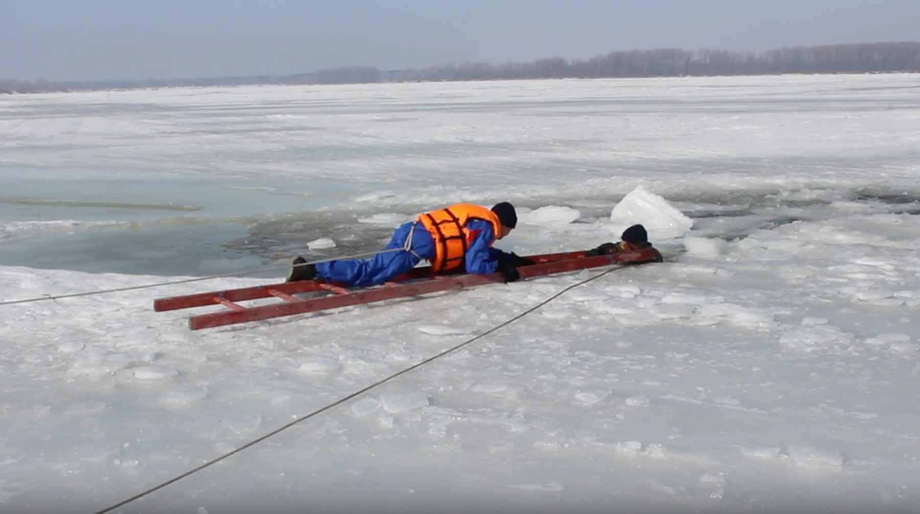 Спасение человека провалившегося под лед