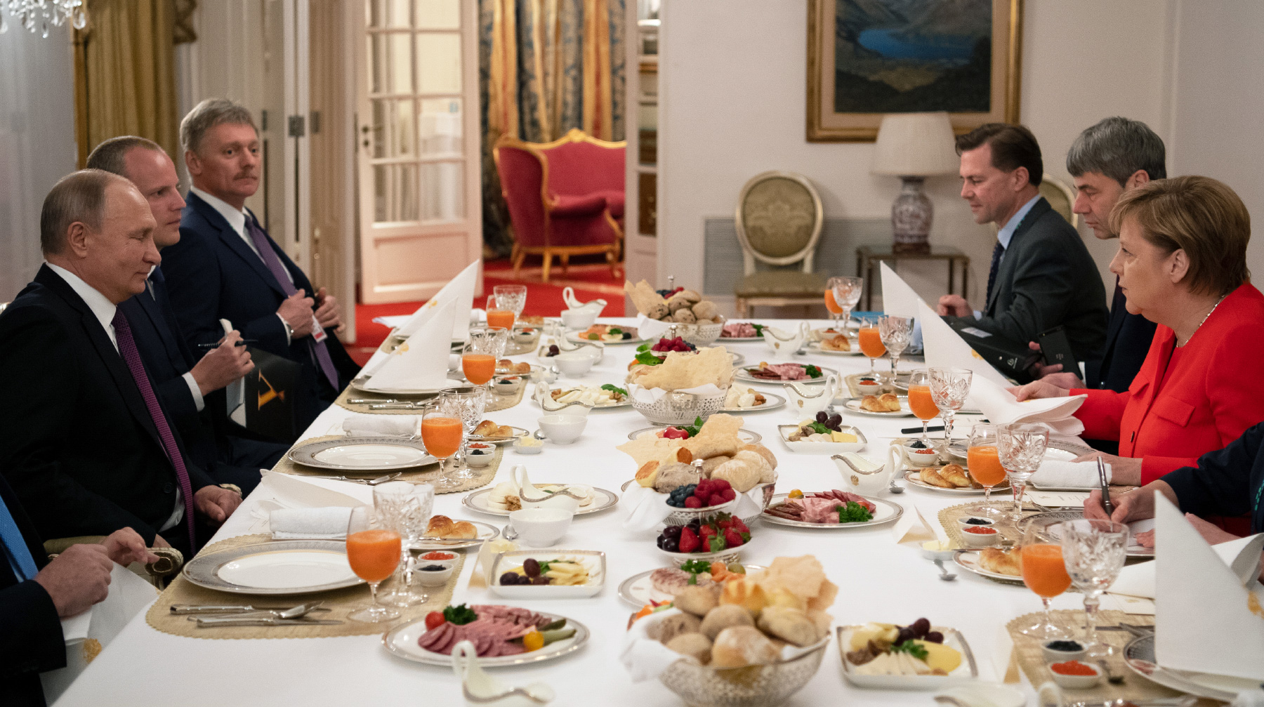 Немецкий канцлер приехала в отель к президенту РФ Фото: © GLOBAL LOOK Press / Ralf Hirschberger / dpa
