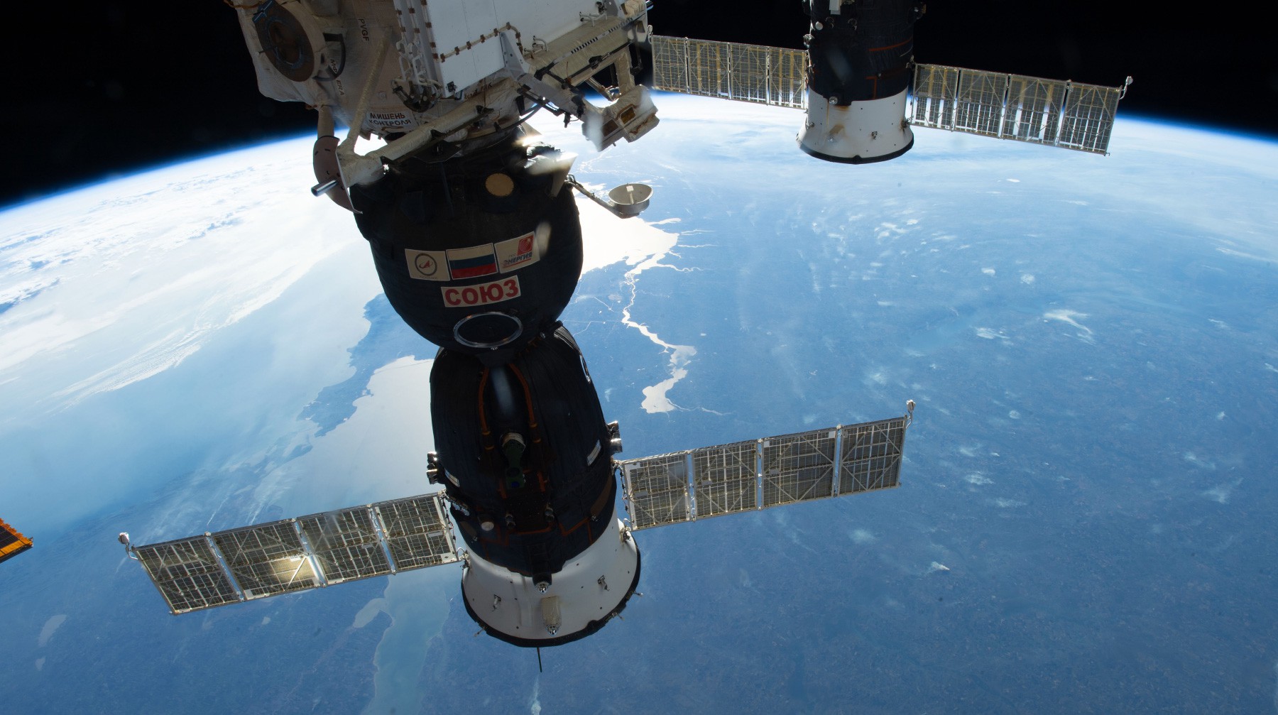 Dailystorm - Российские космонавты исследуют отверстие в корпусе «Союза» в открытом космосе