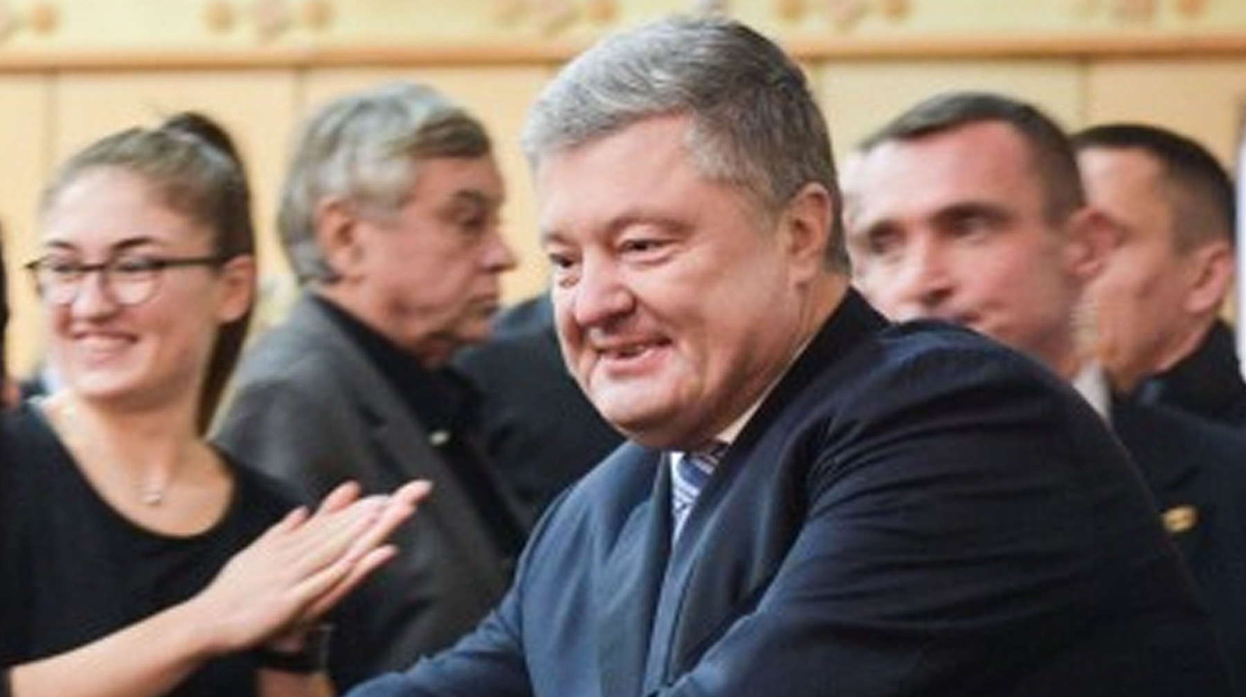 Советник главы украинского МВД заявил, что президент в последнее время всегда появляется на публике подшофе undefined