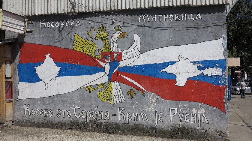 Граффити с сербским (слева) и российским (справа) флагами с лозунгом на сербском и русском языках, в котором говорится, что «Косово - это Сербия, Крым - Россия»