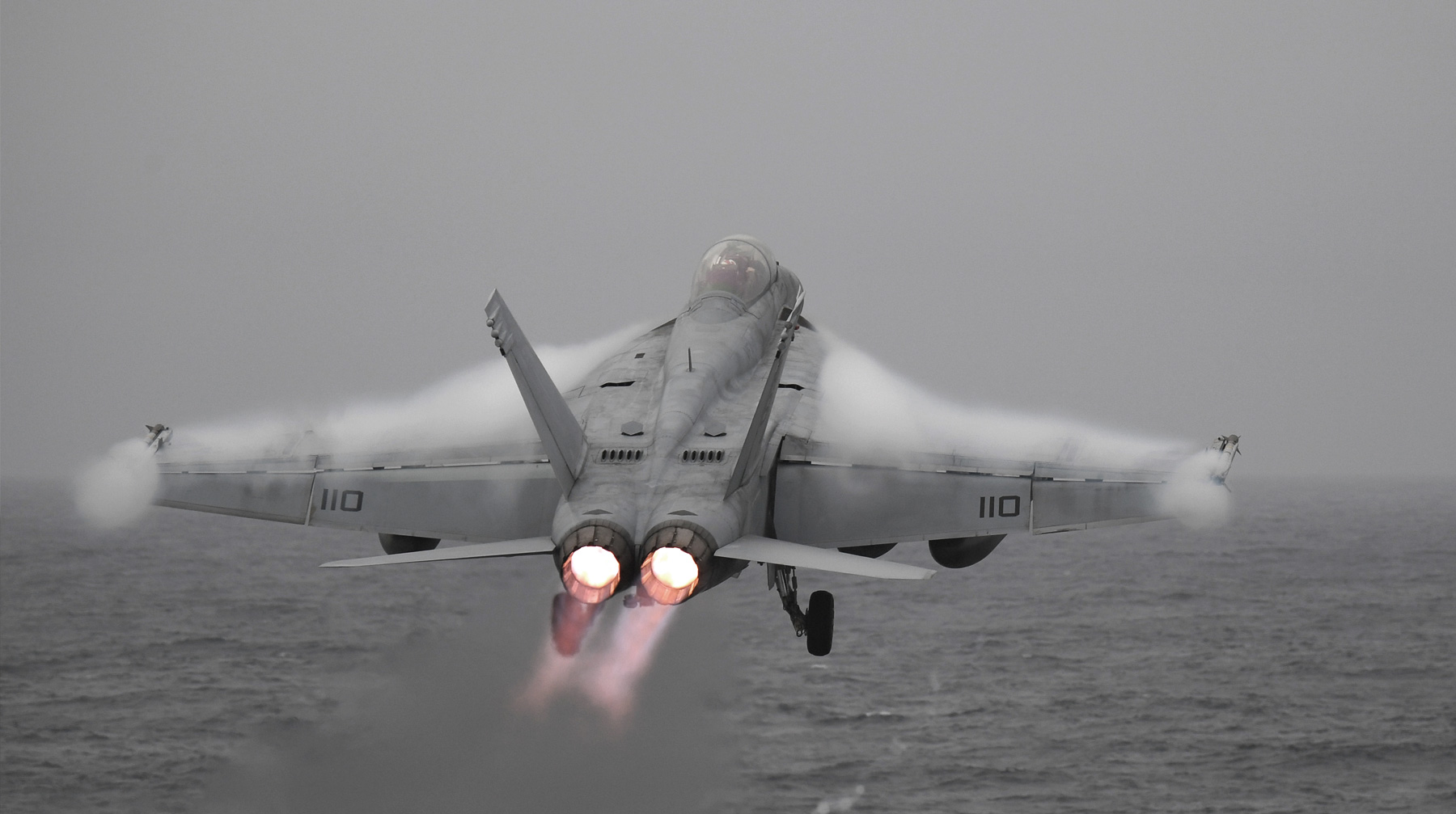 Истребитель F/A-18 Hornet и топливозаправщик КС-130 американских ВМС совершали плановый полет Фото: © GLOBAL LOOK Press / US Navy / Navy Office of Information