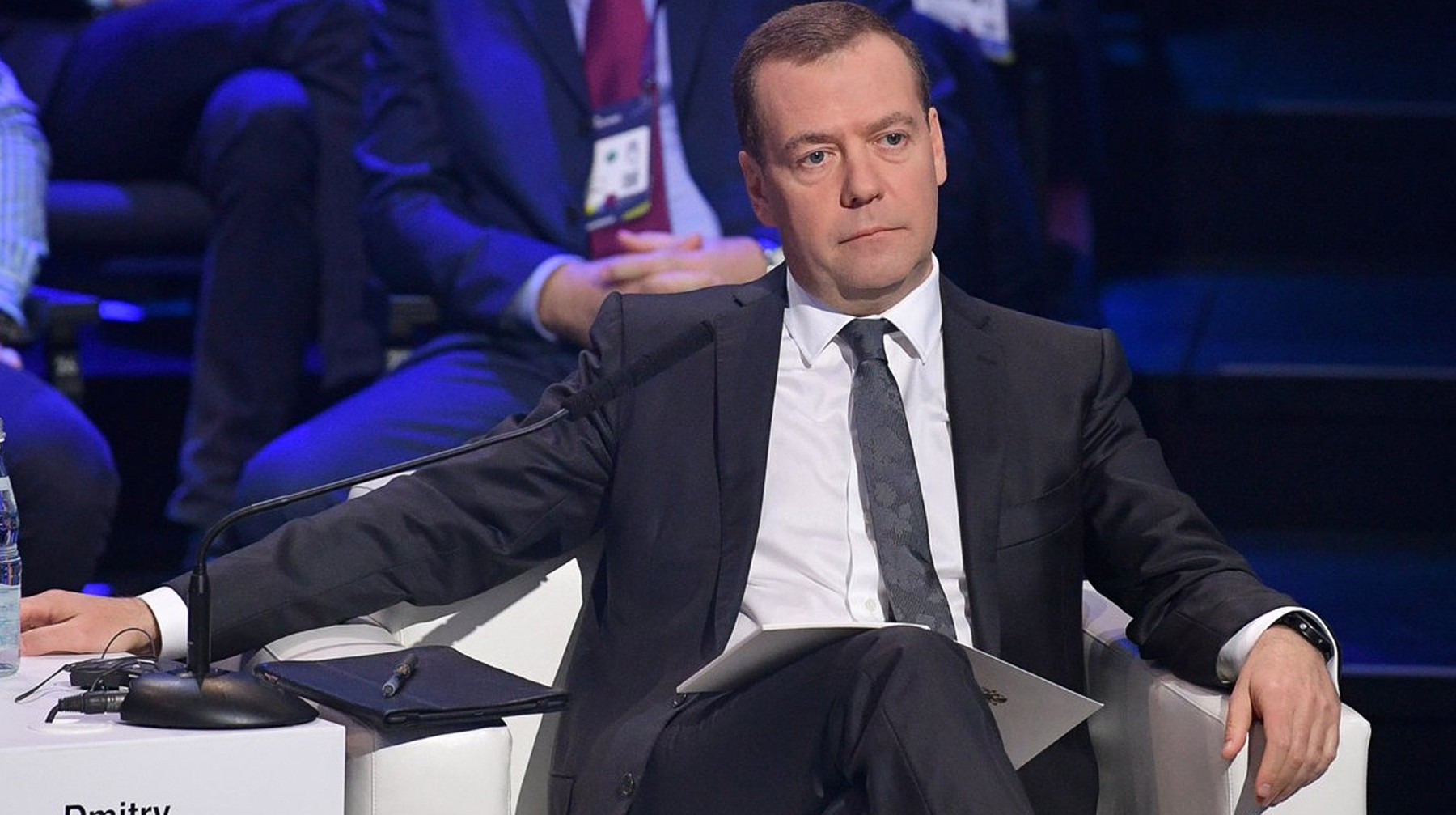 Dailystorm - Медведев призвал чиновников «включать мозги» и пригрозил наказанием за глупость