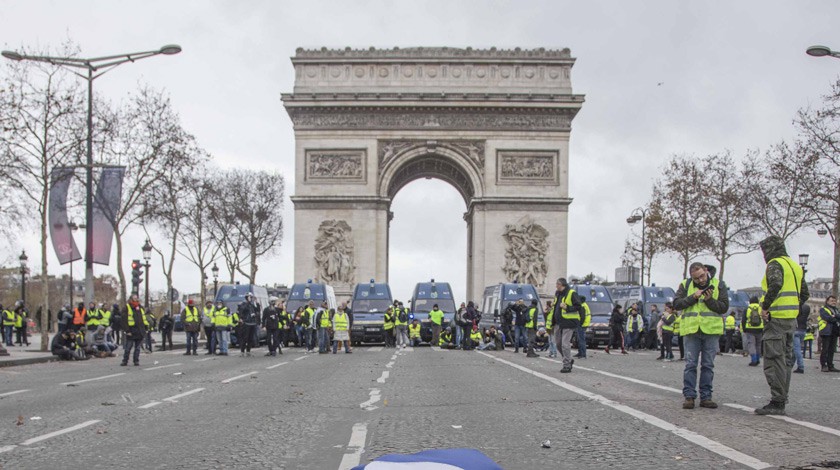 Dailystorm - Полиция начала применять силу против парижских протестующих