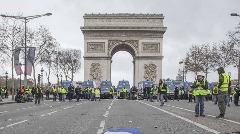 Полиция начала применять силу против парижских протестующих — Daily Storm