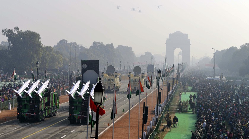 Индийские оружейные системы Brahmos движутся во время репетиции парада в честь Дня Республики в Нью-Дели
