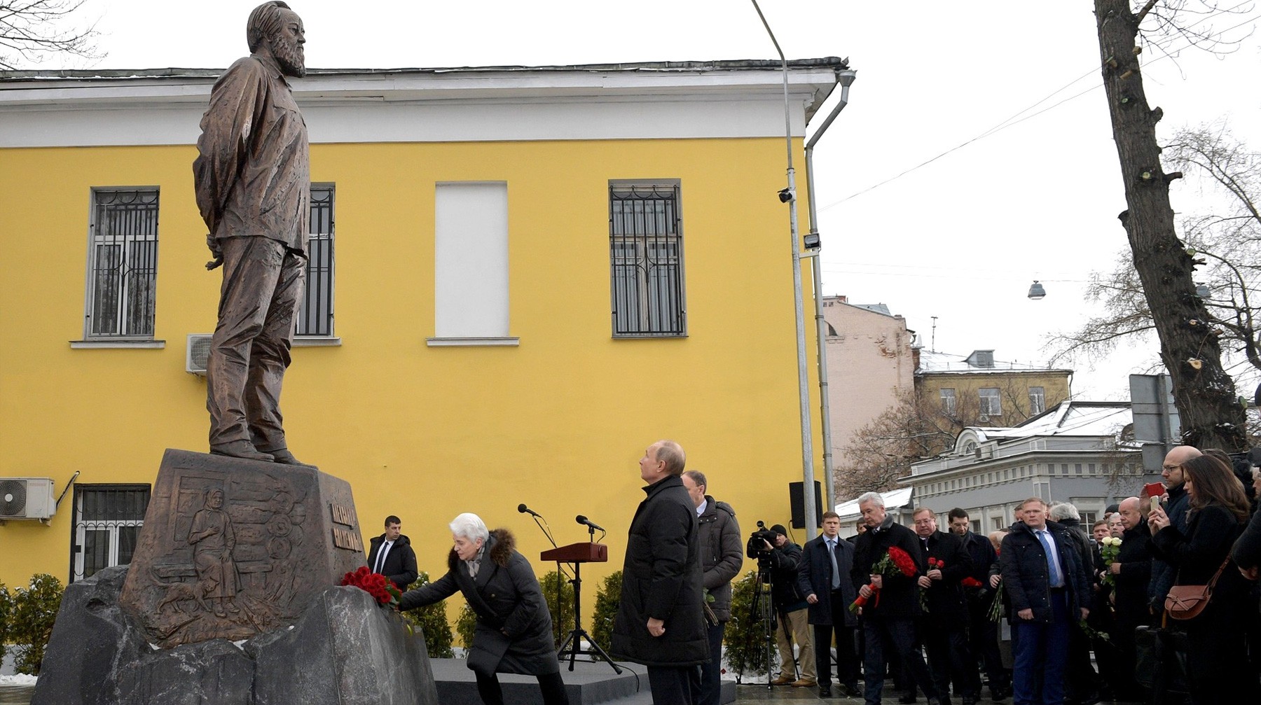Dailystorm - Путин открыл памятник Солженицыну в Москве
