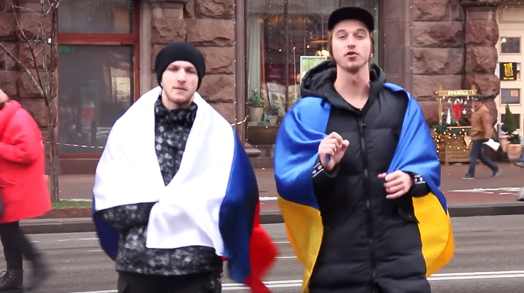 Двое молодых украинцев проверили, какие эмоции вызывает российский триколор у прохожих undefined