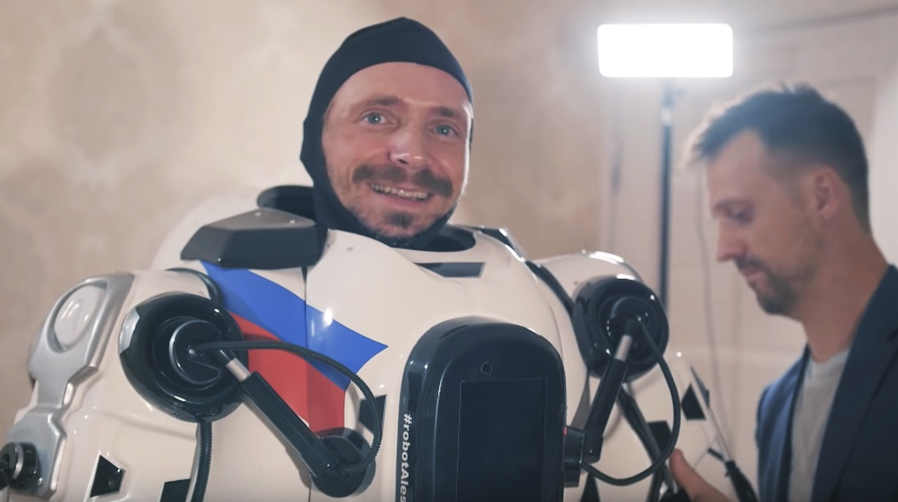 Dailystorm - Организаторы форума в Ярославле арендовали костюм «самого современного робота Бориса»