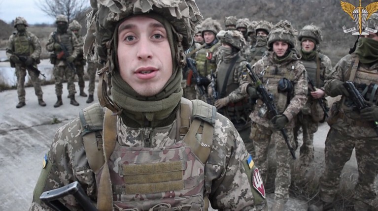 Сфотографировавшийся с Порошенко десантник сравнил шеврон СС с «Веселым Роджером» — Daily Storm