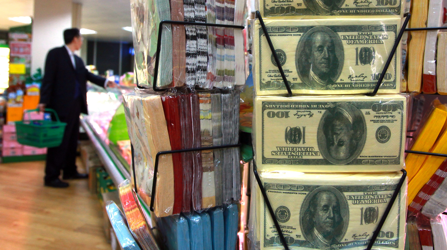 Президент США считает, что экономика Китая «страдает» из-за торговой войны с Америкой В Пекине продаются столовые салфетки в виде 100-долларовых банкнот США