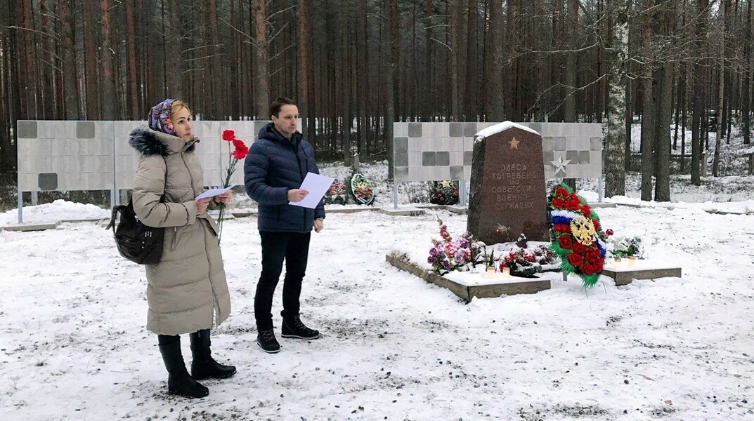 На юге страны, в городе Пиексямяки, на братской могиле были установлены стенды с именами умерших в лагере
