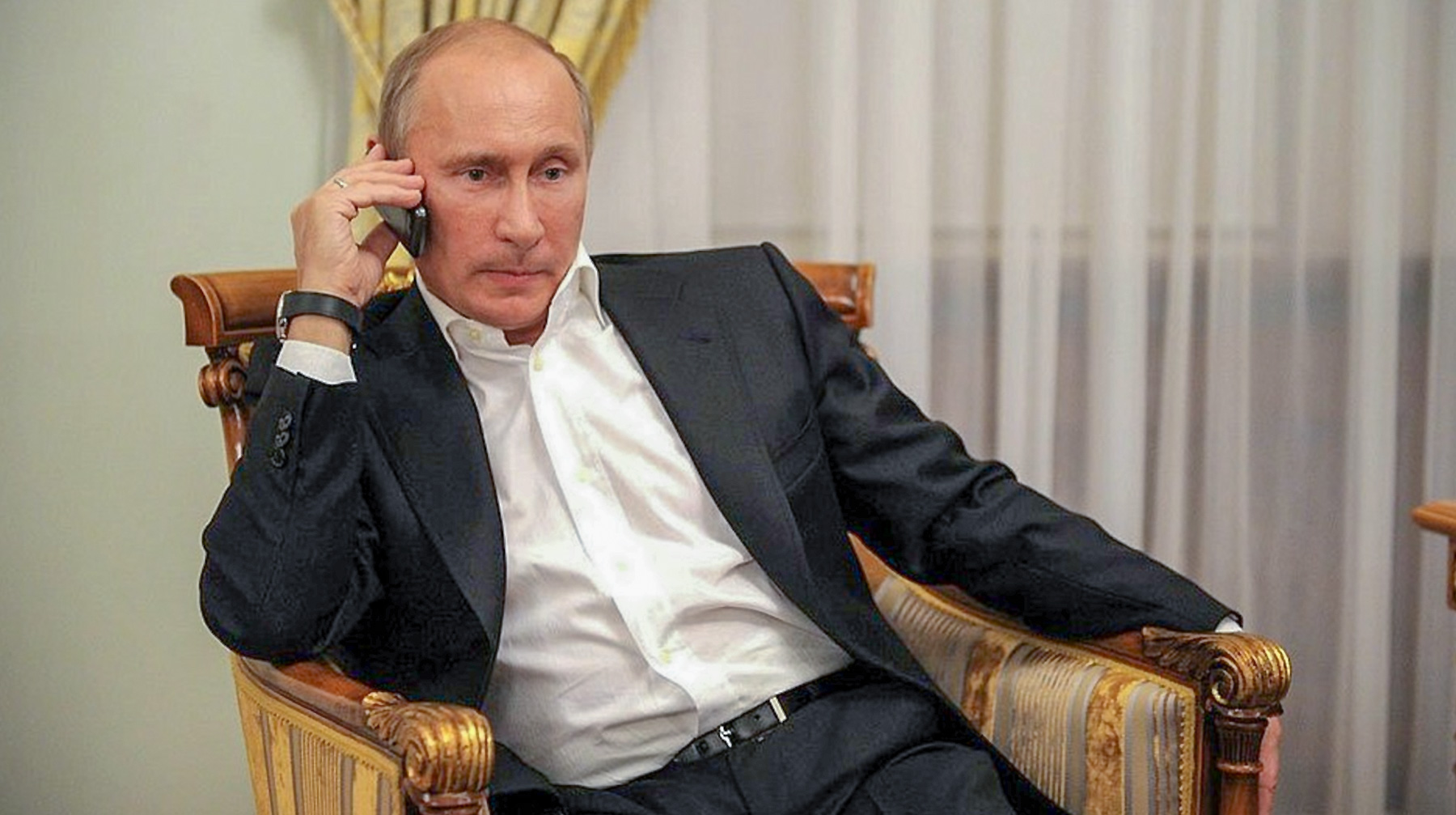 Глава Кремля использует и электронные носители информации, и распечатки, заявил пресс-секретарь президента Дмитрий Песков Фото: © kremlin.ru