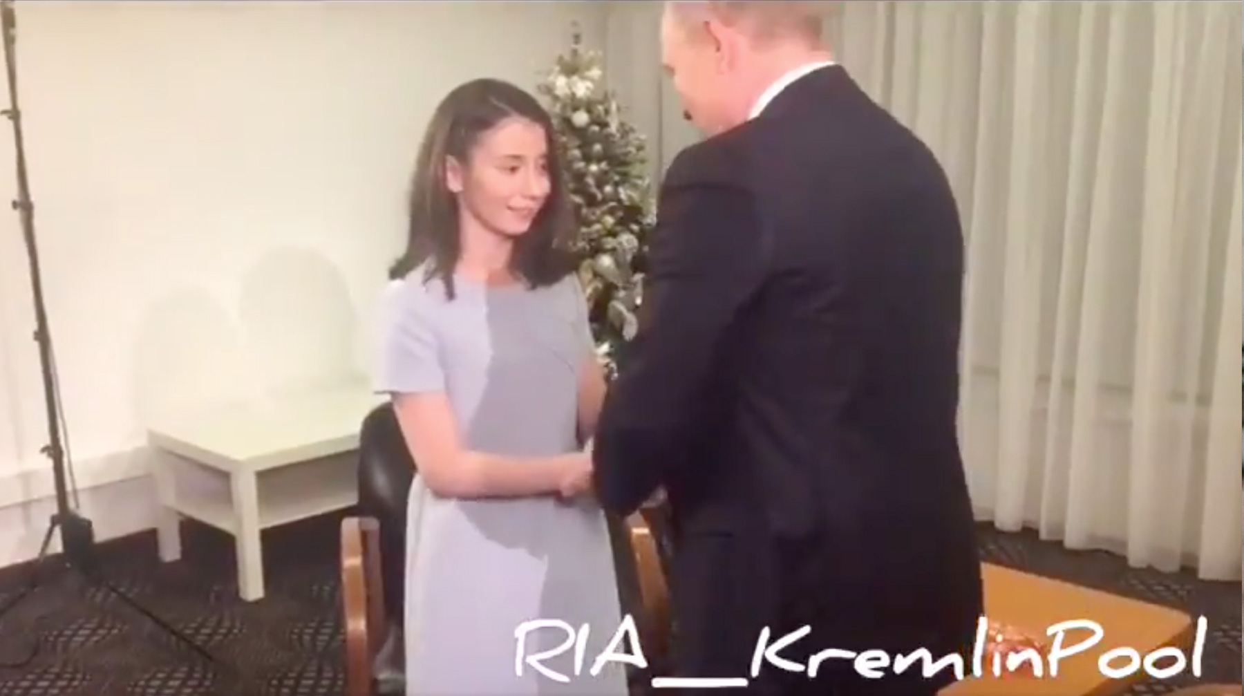 Президент России ответил на вопросы 17-летнего подростка и получил от нее в подарок мягкую игрушку undefined