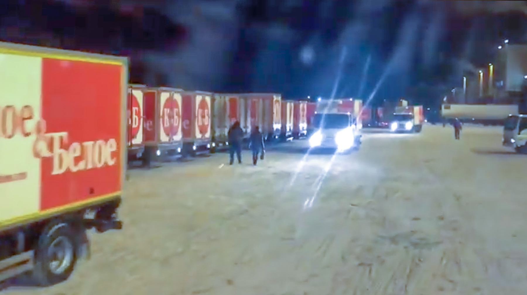 Обыски головного офиса торговой сети в Челябинске привели к тому, что водителей грузовиков не пустили и не выпустили со склада Скриншот: © facebook.com / krasnoe.beloe