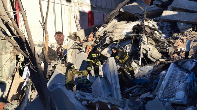 Dailystorm - Спасатели достали живым годовалого ребенка из-под завалов в Магнитогорске