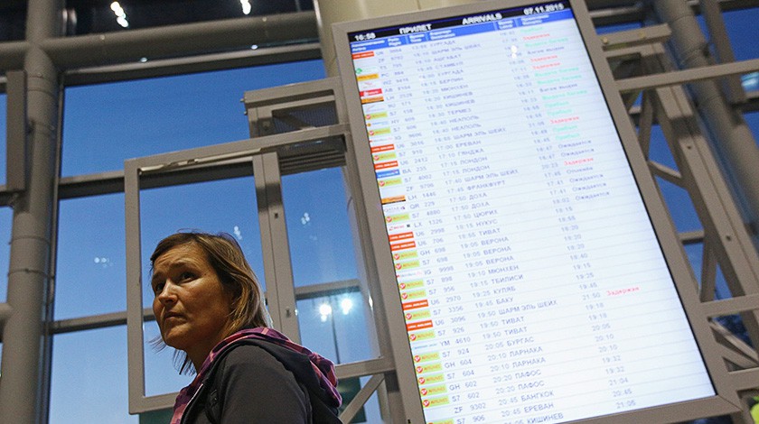 Табло с информацией о вылетах в аэропорту Домодедово