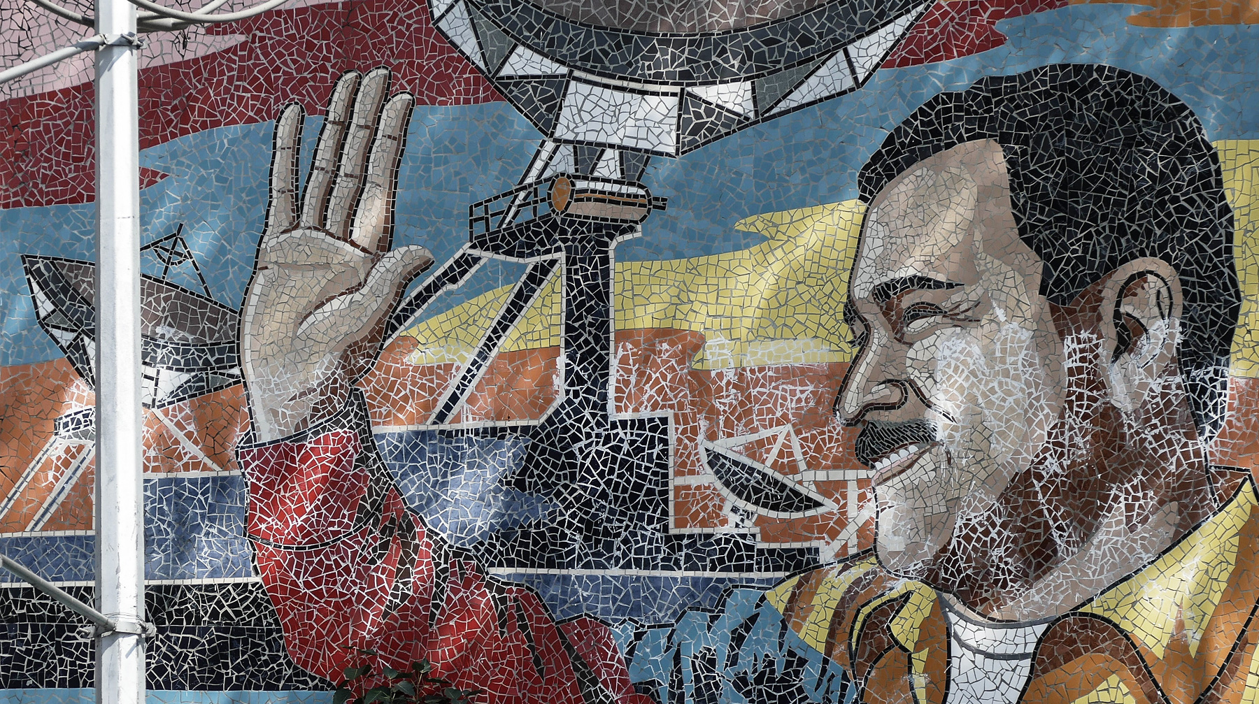 Николас Мадуро вновь возглавил страну до 2025 года Портрет президента Венесуэлы Николаса Мадуро на городской стене в Каракасе