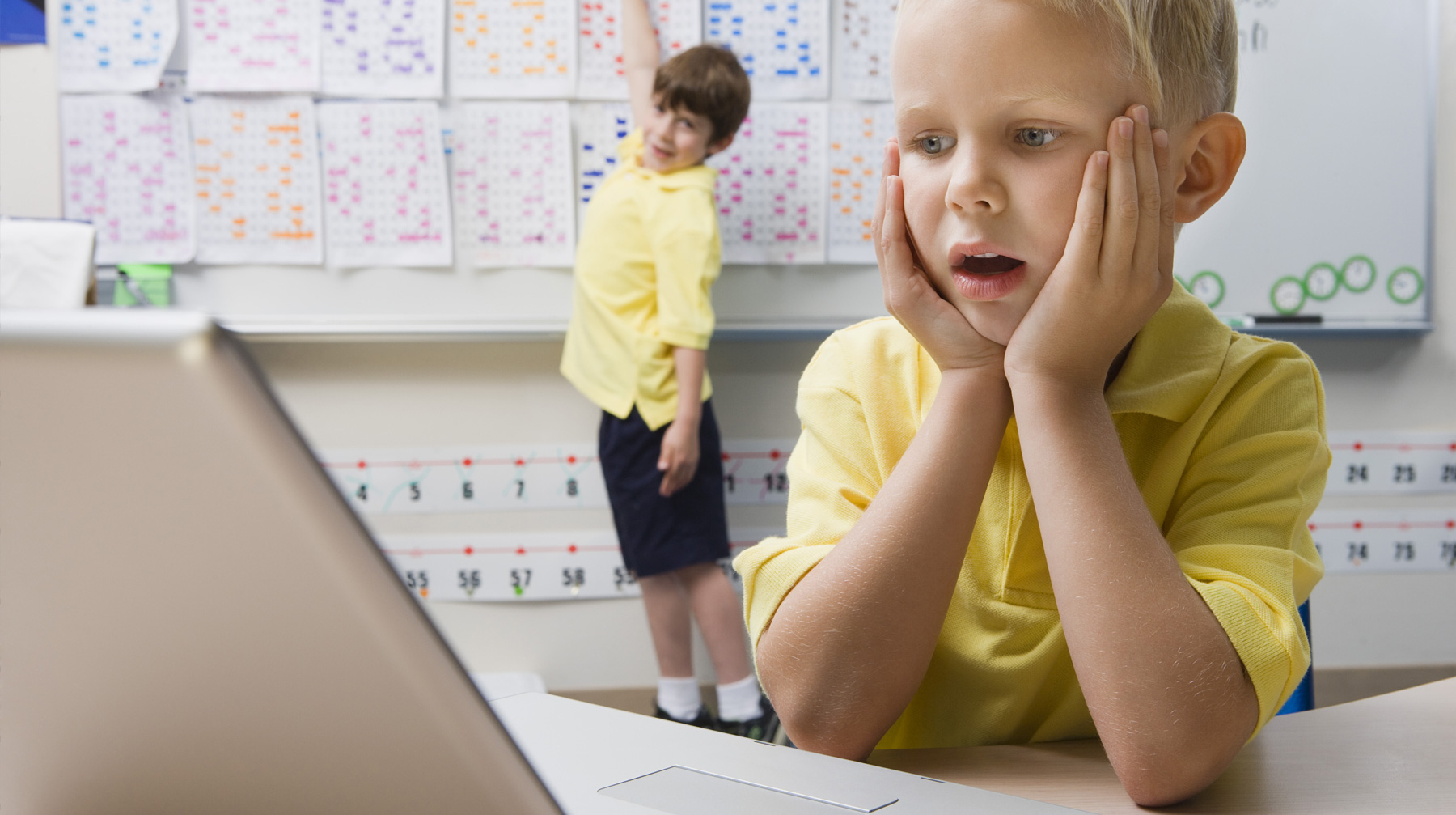 Дети с трудностями в обучении группы. Картинка мальчик троечник любит компьютеры. White Board in Classroom. Schoolboy and Laptop.