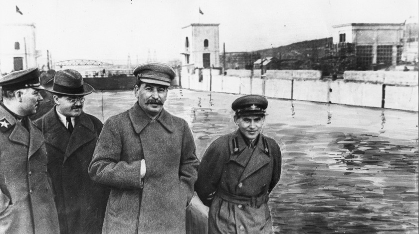 Климент Ворошилов, Вячеслав Молотов, Иосиф Сталин и Николай Ежов (слева направо), Канал Москва - Волга.